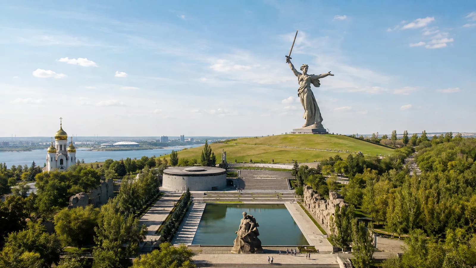 Монумент «Родина-мать зовёт!» на Мамаевом кургане, площадь Скорби с Пантеоном Славы и купола храма Всех Святых на фоне Волги
